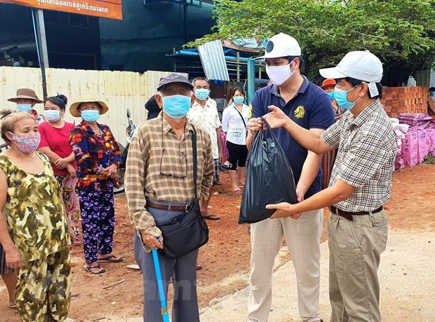 First 50 rice packages delivered to Vietnamese-Cambodians under COVID-19 lockdown